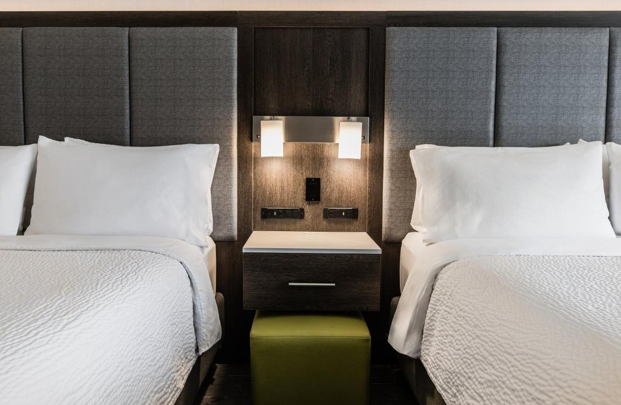 Holiday Inn Express & Suites - Toronto Airport South By Ihg Exterior foto